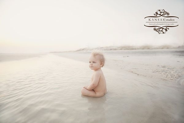 عکس نوزاد کنار دریا