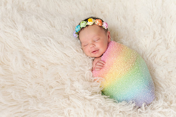 ایده عکاسی نوزاد با تم های رنگارنگ