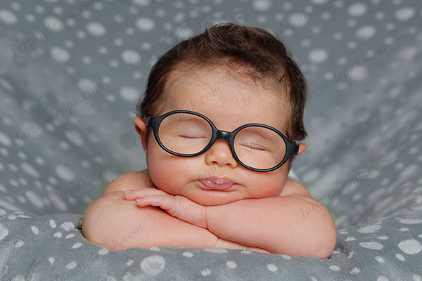 عکاسی نوزاد با عینک